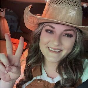 Meet your Posher, Alicia